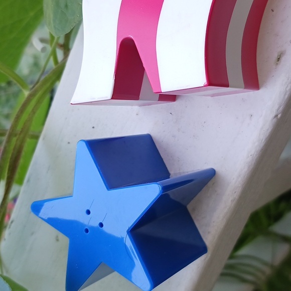 VINTAGE IN BOX Star & American Flag Salt & Pepper 3D Shaker Set - Picture 2 of 9